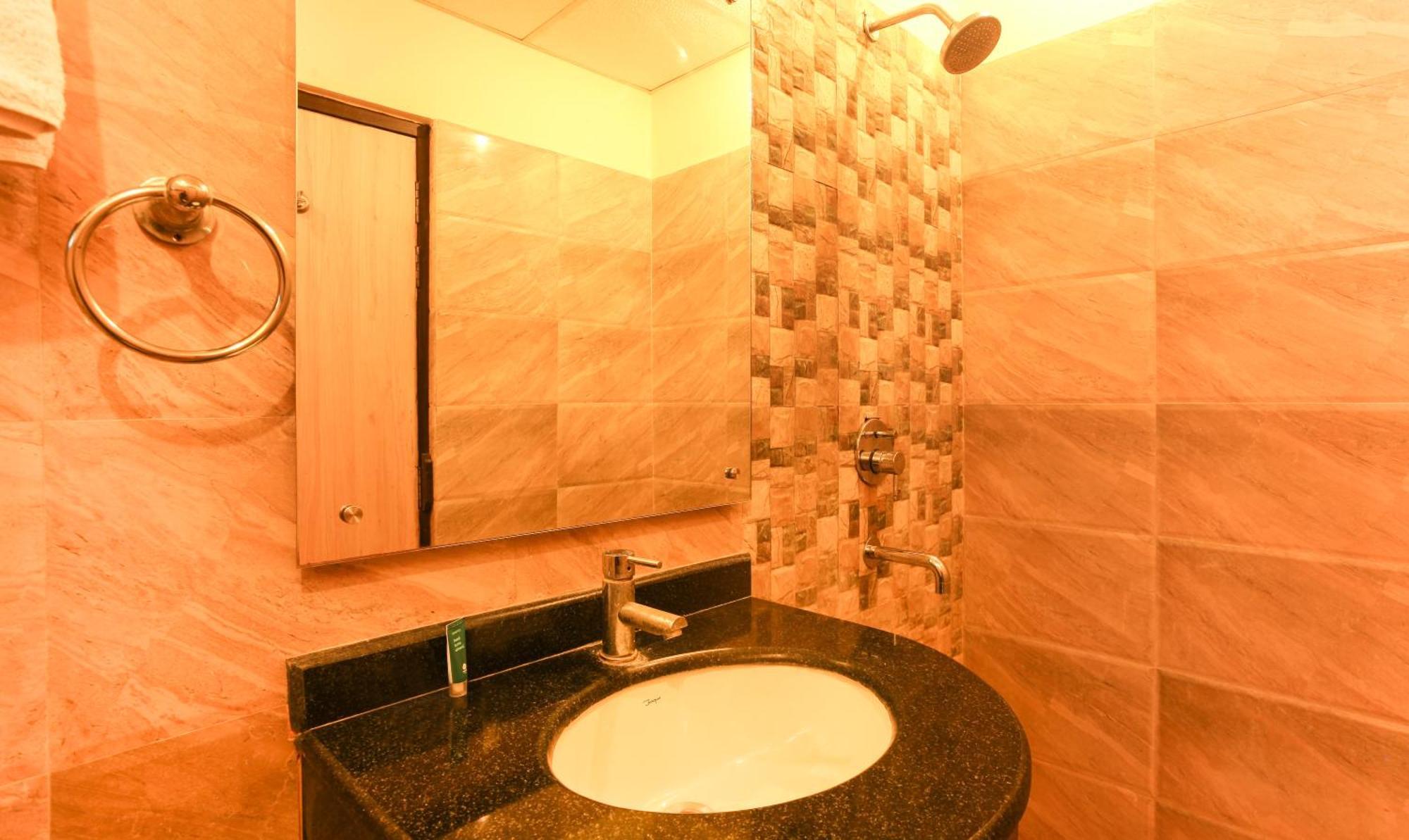 Hotel Janki International 3 Km From Kashi Vishwanath Temple Free Pickup From Railway Station Varanasi Ngoại thất bức ảnh