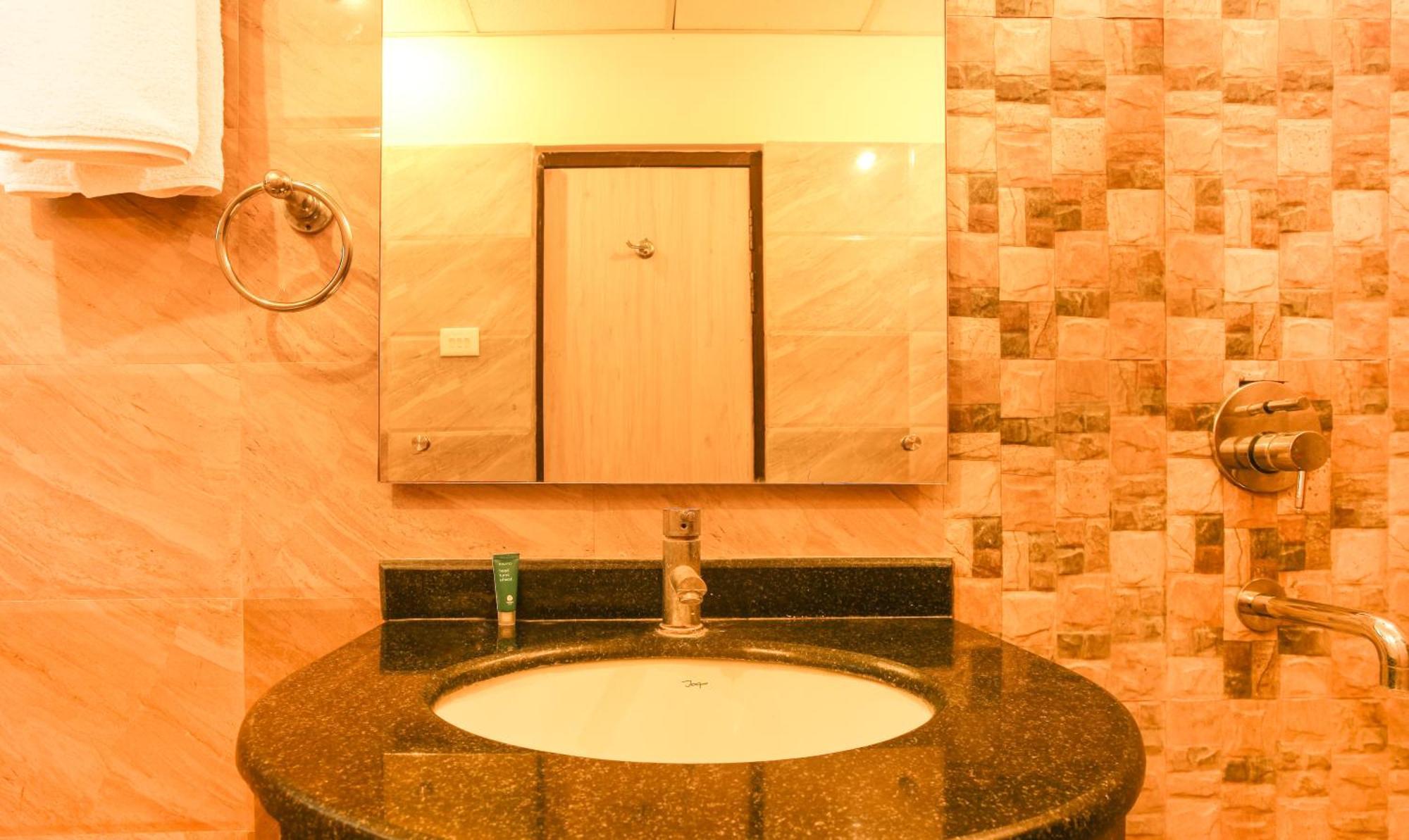 Hotel Janki International 3 Km From Kashi Vishwanath Temple Free Pickup From Railway Station Varanasi Ngoại thất bức ảnh