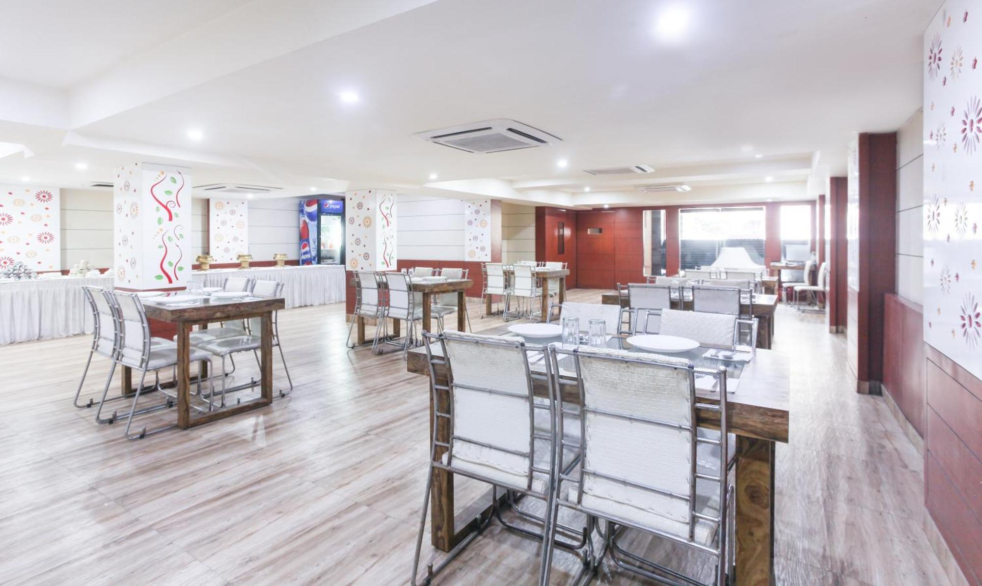 Hotel Janki International 3 Km From Kashi Vishwanath Temple Free Pickup From Railway Station Varanasi Ngoại thất bức ảnh